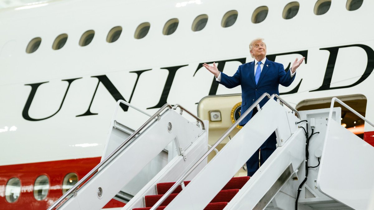 El presidente estadounidense en la pasarela de su nuevo avión, cortesía de Catar.