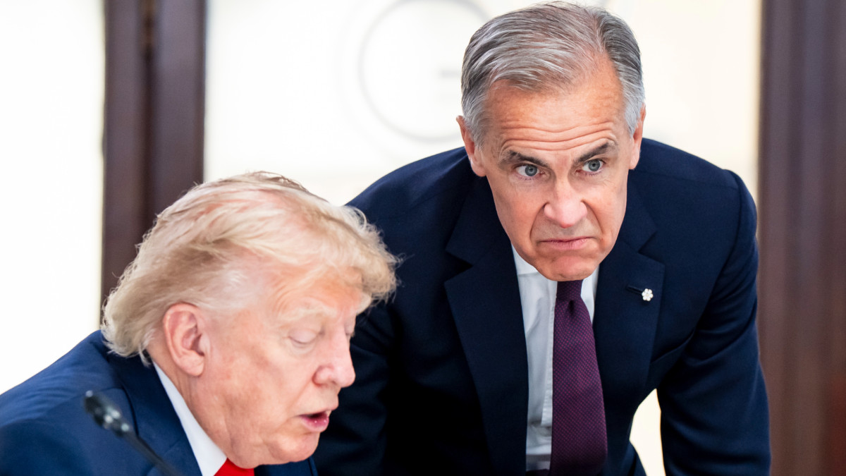 Mark Carney (izquierda) junto a Donald Trump en la última cumbre del G7 en Évian (Francia).