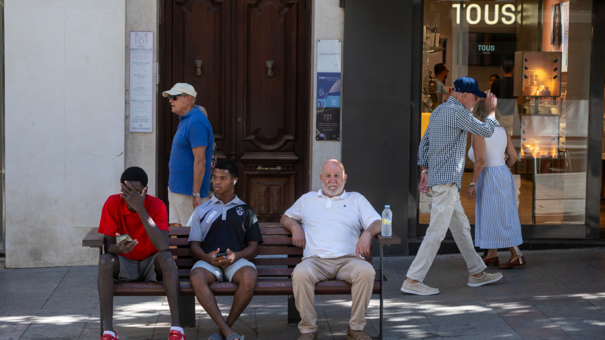Migrantes en una calle de una ciudad de España, a 22 de agosto de 2026. 