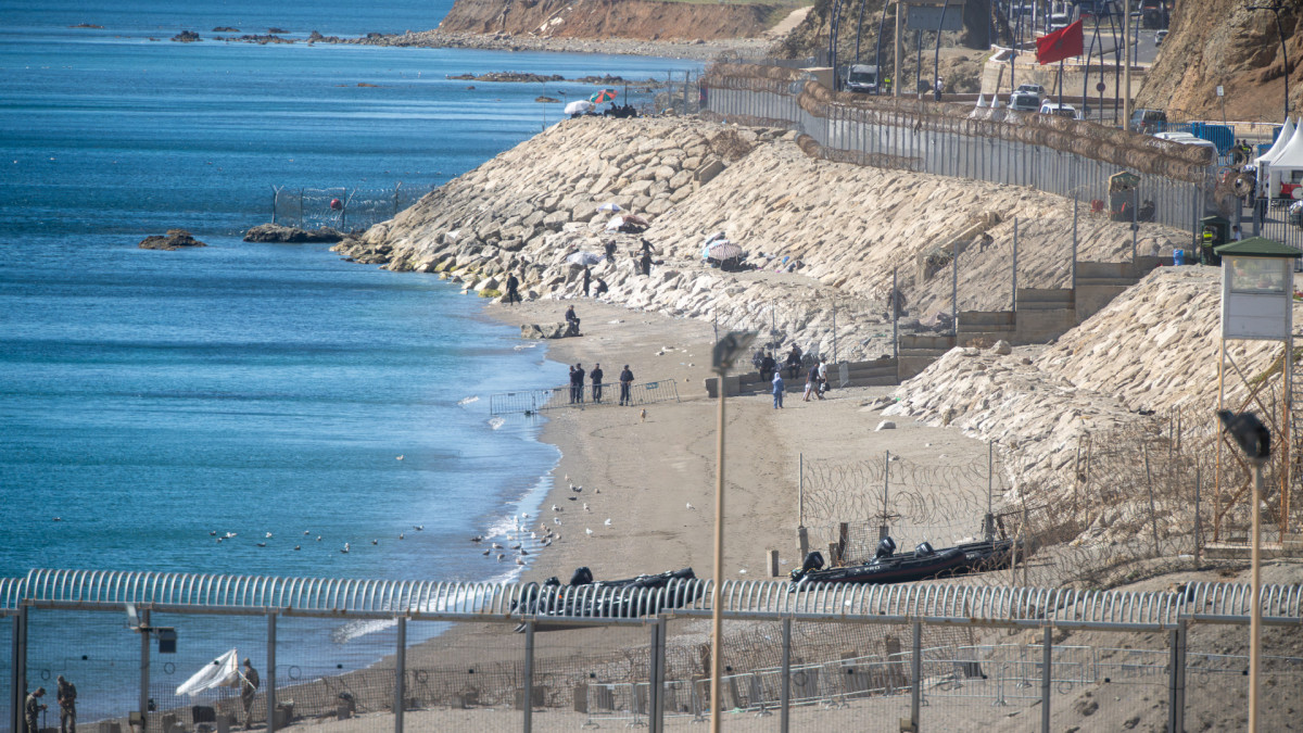 La frontera de El Tarajal, en Ceuta, donde el pasado 30 de julio hubo una crisis migratoria que dio pie a la entrada en España de más de 70.000 personas. | Marcos Moreno / Europa Press