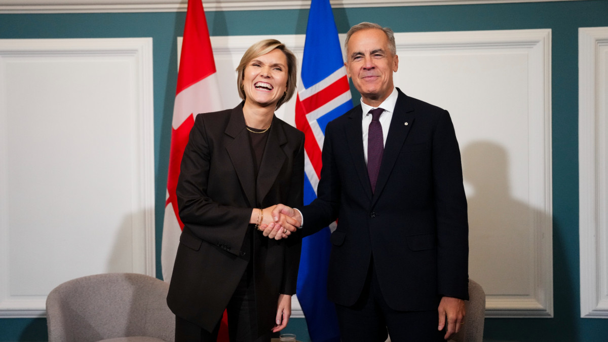 La primera ministra de Islandia, Mjoll Frostadottir (izquierda), junto al primer ministro canadiense, Mark Carney, en Londres.