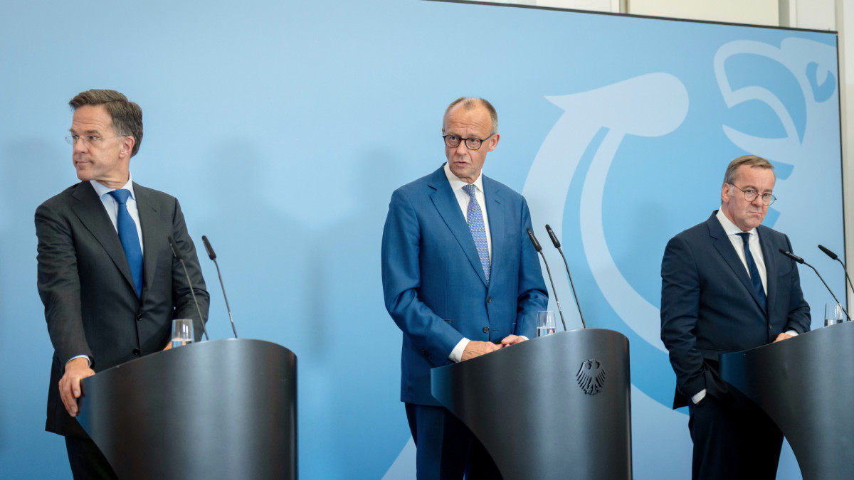 El secretario general de la OTAN, Mark Rutte (izquierda), en una rueda de prensa junto al canciller alemán, Friedrich Merz (centro) y su ministro de Defensa, el socialdemócrata Boris Pistorius. | Bernd Elmenthaler / Zuma Press / Europa Press
