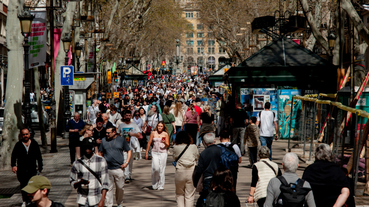 Personas pasean por La Rambla en Barcelona. | Jordi Boixareu / Zuma Press / Europa Press