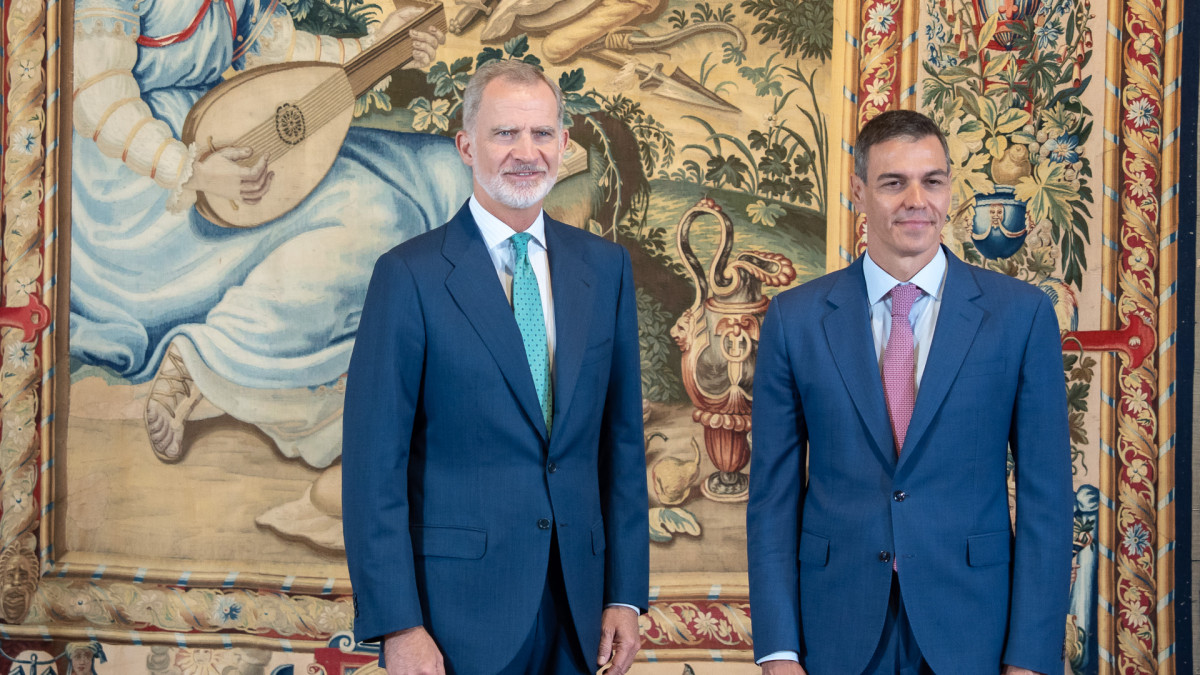 El rey Felipe VI (izquierda) durante un despacho con el presidente del Gobierno, Pedro Sánchez, en Mallorca. | Javier Fernández / Europa Press