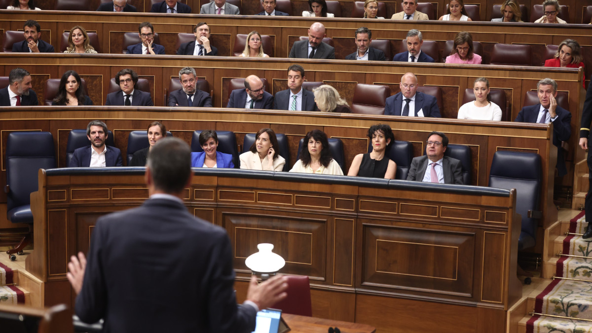 El presidente del Gobierno, Pedro Sánchez y el líder de la oposición, Alberto Núñez Feijóo, en el Congreso de los Diputados.