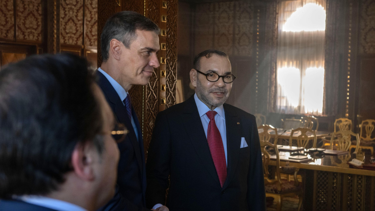 El presidente del Gobierno español, Pedro Sánchez (izquierda), y el rey de Marruecos, Mohamed VI (derecha) en Rabat.