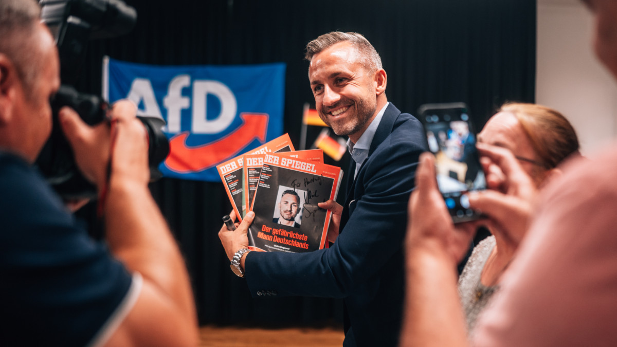Ulrich Siegmund, ganador de las elecciones y candidato de AfD, posa con la portada de 'Der Spiegel' que le etiqueta como 'el hombre más peligroso de Alemania'. | Redes sociales de AfD en Sajonia-Anhalt