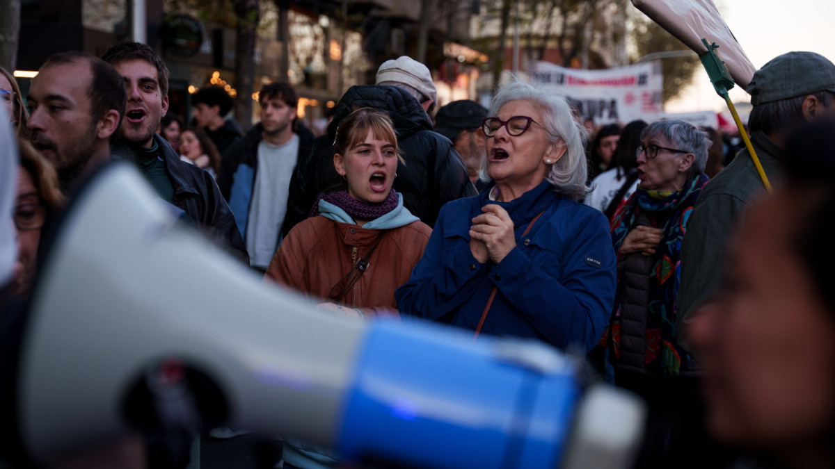 Personas de distintas generaciones en una manifestación 