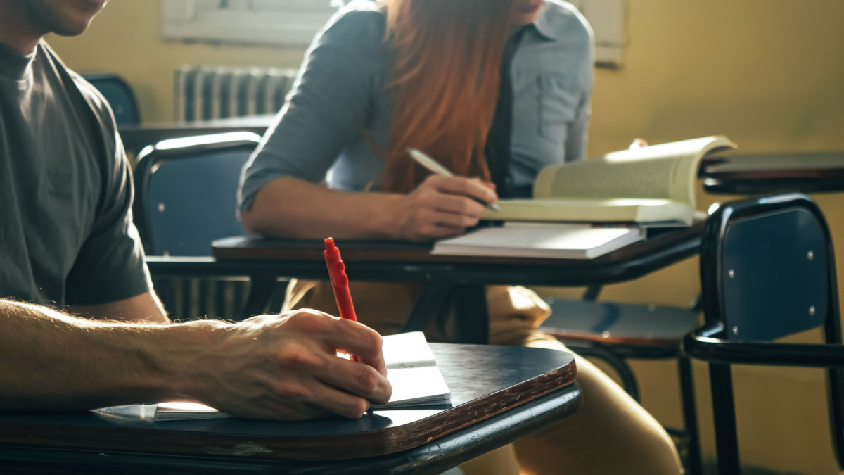 PISA 2025 alerta sobre la relación entre el uso intensivo de la IA y las pantallas y un peor rendimiento académico. | Unsplash / Kari Alfonso