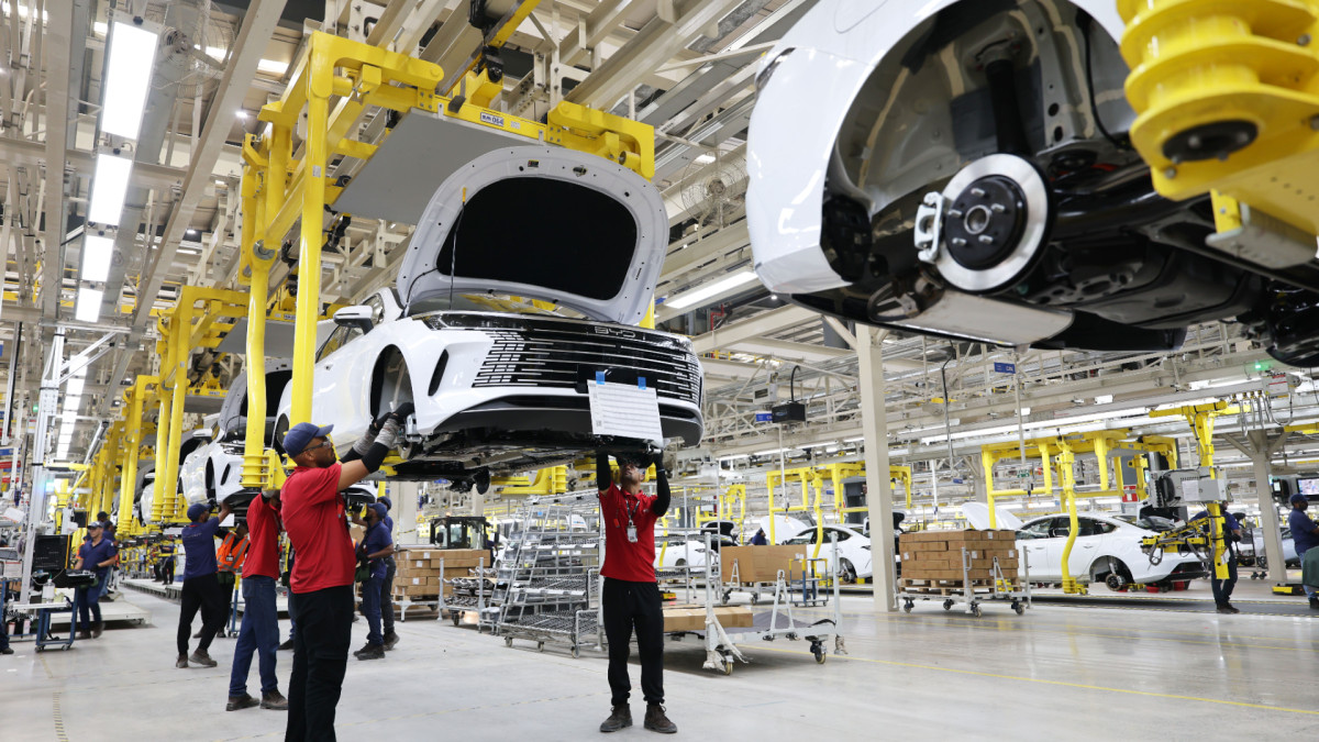 Una línea de montaje de vehículos de la empresa automovilística china BYD en Brasil. | Jin Haoyuan / Xinhua News / Europa Press