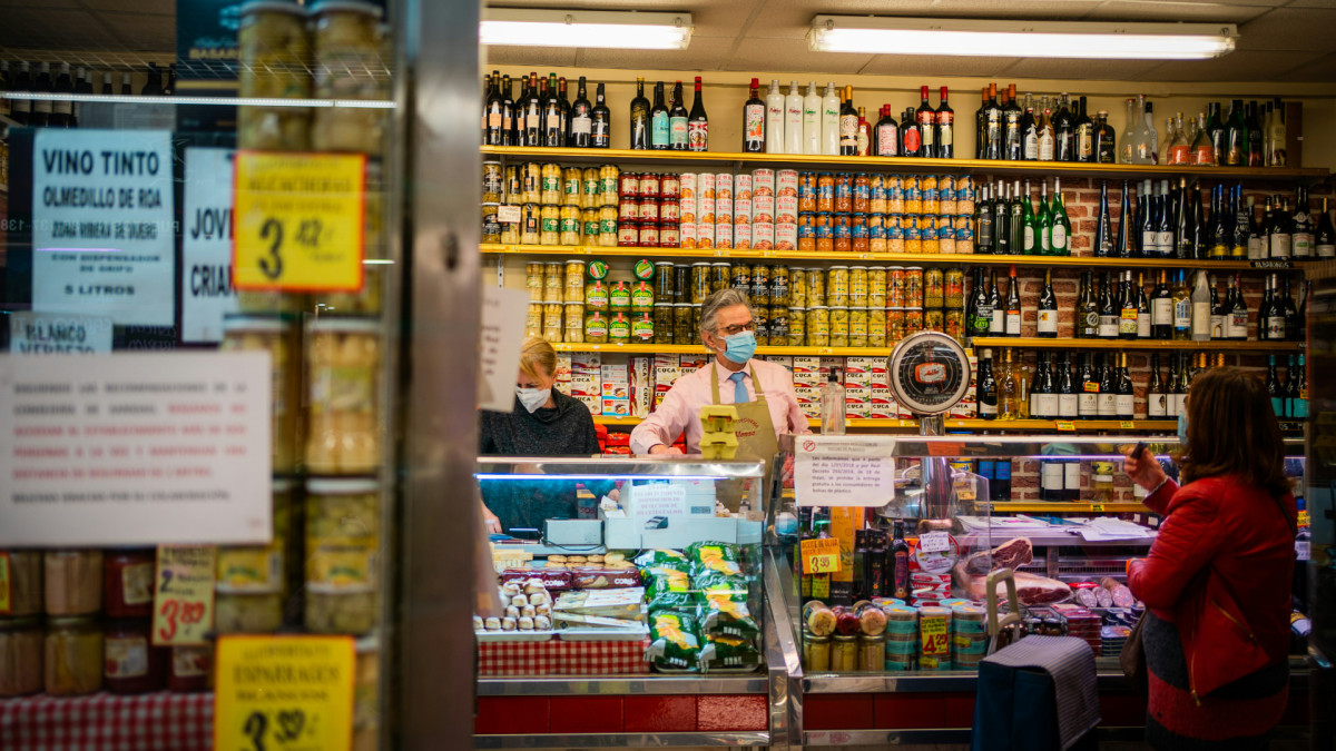 Una típica tienda de alimentación en Madrid (España).