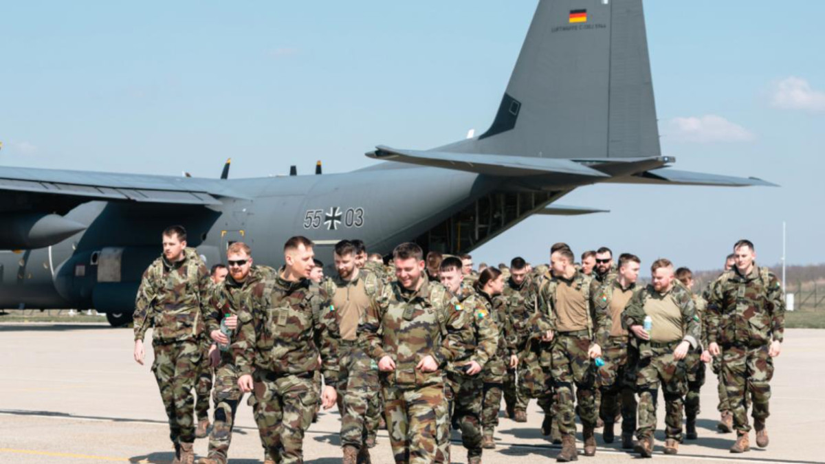 Militares durante las maniobras MILEX 25, celebradas en Hungría en 2025 para poner a prueba la capacidad de despliegue rápido.