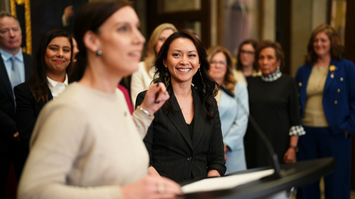 Rechie Valdez, ministra de Mujeres e Igualdad de Género mira a la secretaria parlamentaria Marie-Gabrielle Ménard interviene durante una rueda de prensa en la Colina del Parlamento, en Ottawa. | Sean Kilpatrick / Zuma Press / Europa Press