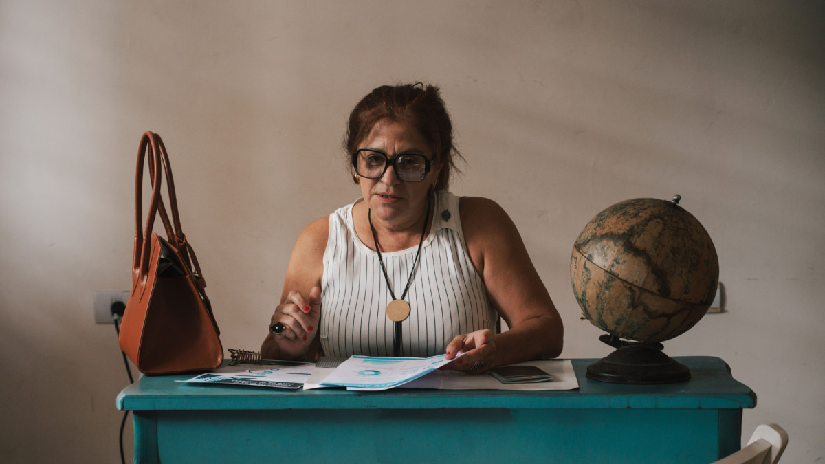 Una mujer trabaja en un despacho. | Pexels / Patricia Bozán