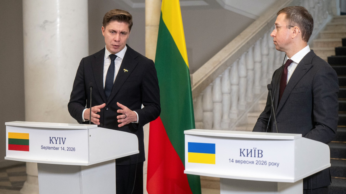 El primer ministro de Ucrania, Serhii Koretskyi y el primer ministro de Lituania, Mindaugas Sinkevicius, que llegó a Ucrania en visita oficial, comparecen en una rueda de prensa conjunta. | Danylo Antoniuk / Zuma Press / Europa Press