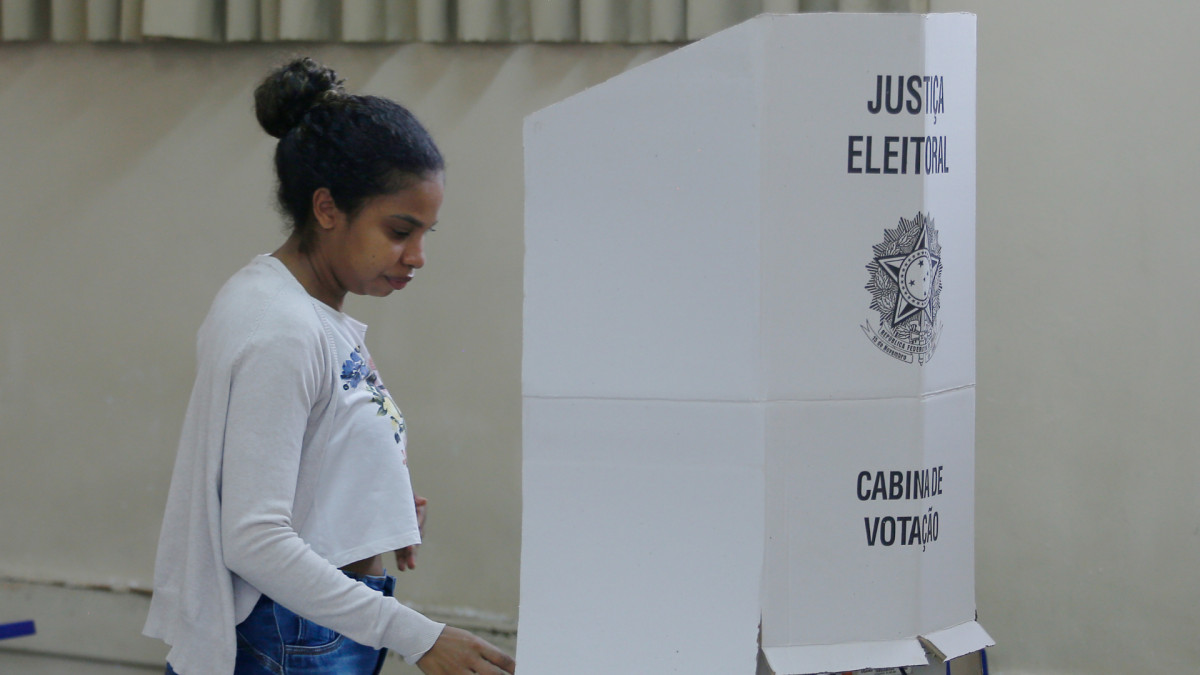 Una mujer vota en las últimas elecciones presidenciales en Brasil, que enfrentaron a Lula da Silva y Jair Bolsonaro | Lucio Tavora / Xinhua News / Europa Press