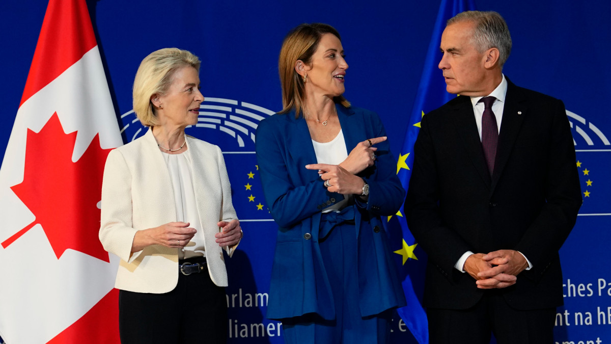 Ursula von der Leyen, Roberta Metsola y Mark Carney en la sede del Parlamento Europeo en Estrasburgo.