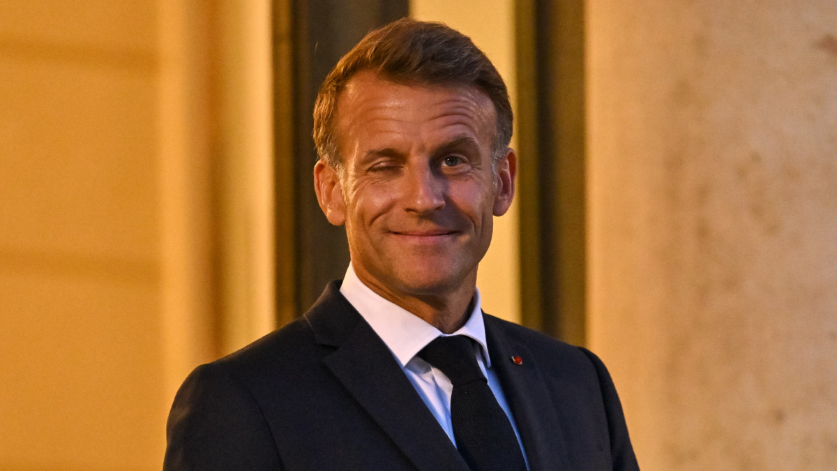 El presidente francés, Emmanuel Macron, guiñando un ojo en la entrada del Elíseo. | Julien Mattia / Zuma Press / Europa Press