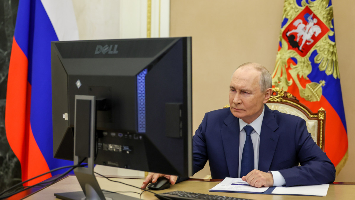 The Russian president demonstrated the possibility of online voting in front of the cameras. | Прокофьев Вячеслав / Zuma Press / Europa Press