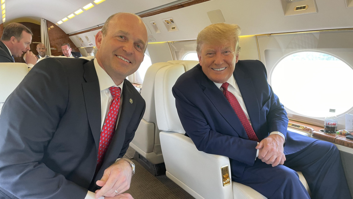 El director de The Heritage Foundation, Kevin D. Roberts, junto al presidente de Estados Unidos, Donald Trump. | Fotografía obtenida originalmente por 'The Washington Post'.