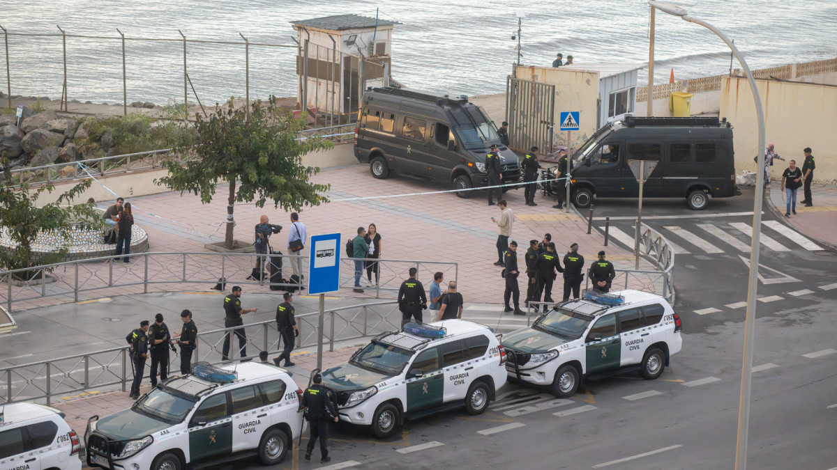 Efectivos de las fuerzas y cuerpos de seguridad del Estado en la frontera ceutí con Marruecos. | Marcos Moreno / Europa Press