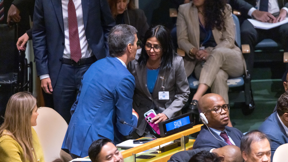El presidente del Gobierno, Pedro Sánchez, y la presidenta encargada de Venezuela, Delcy Rodríguez, en la asamblea de la ONU. | William Volcov / Zuma Press / Europa Press