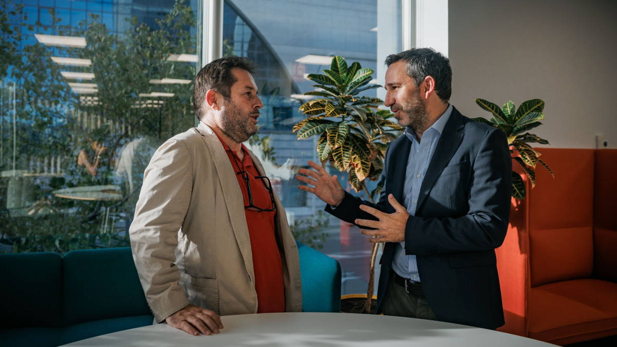 Olivera (derecha) y López Plana (izquierda) conversan en las oficinas de Ericsson en Madrid. | Agenda Pública / Tania Sieira