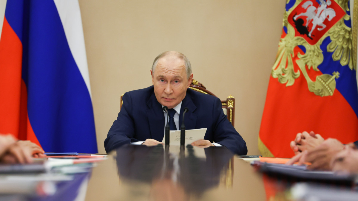 El presidente ruso, Vladimir Putin, presidiendo la Comisión de industria militar en el Kremlin. | Прокофьев Вячеслав / Zuma Press / Europa Press
