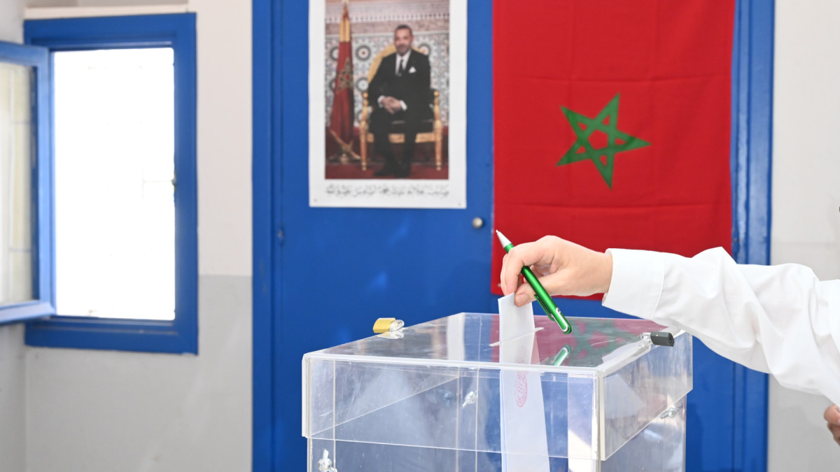 Una persona emite su voto en un colegio electoral en Rabat (Marruecos). | Aissa / Xinhua News / Europa Press