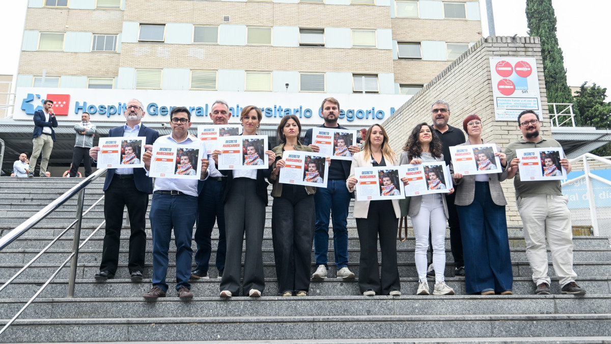 Representantes de Izquierda Unida, Movimiento Sumar, Más Madrid y Comuns, además de Podemos, ERC, Bildu y BNG posan con un cartel en apoyo al decreto Maricarmen, frente al Hospital Gregorio Marañón. | Gustavo Valiente / Europa Press