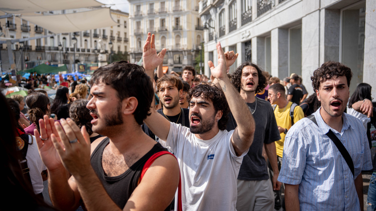Decenas de personas, en especial jóvenes, protestan durante la acampada por el 'decreto Maricarmen' en la Puerta del Sol. | Gabriel Luengas / Europa Press