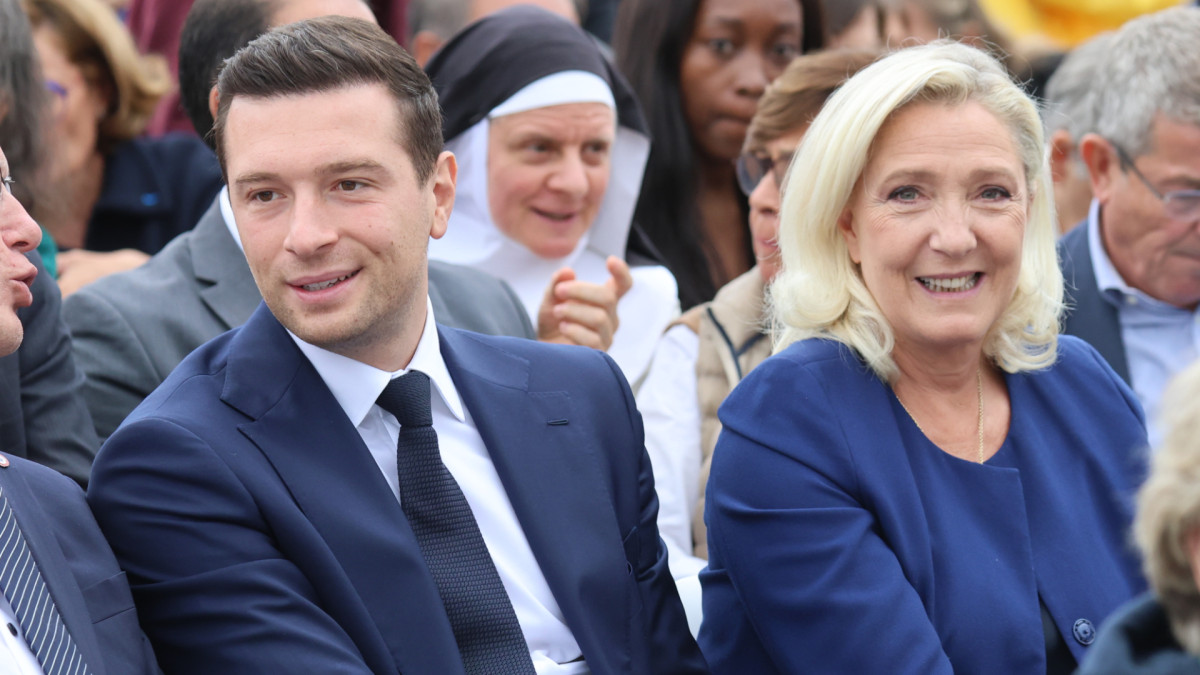 Jordan Bardella y Marine Le Pen durante la visita del Papa León XIV a Francia. | Pierre Teyssot / Agf / Zuma Press / Europa Press