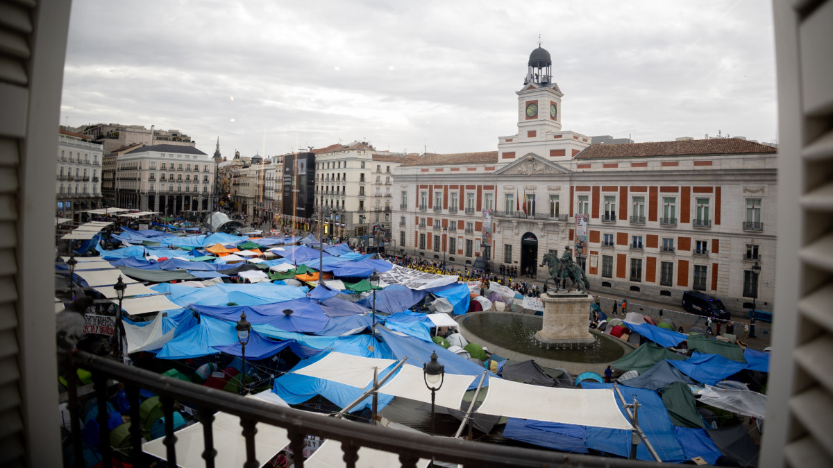 Cientos de personas durante la acampada por la vivienda, en la Puerta del Sol. | Eduardo Parra / Europa Press