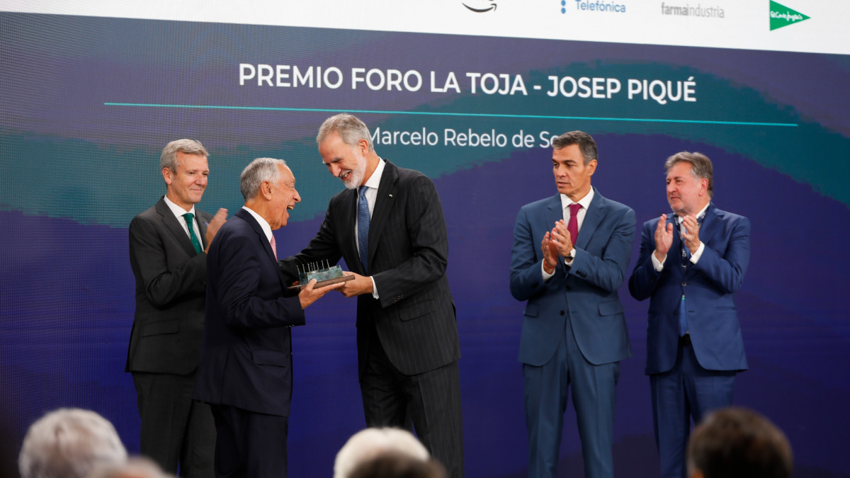 El rey entrega el Premio a Rebelo da Sousa junto a Alfonso Rueda, Pedro Sánchez y Amancio López Seijas. | Agenda Pública / Yanka Soto