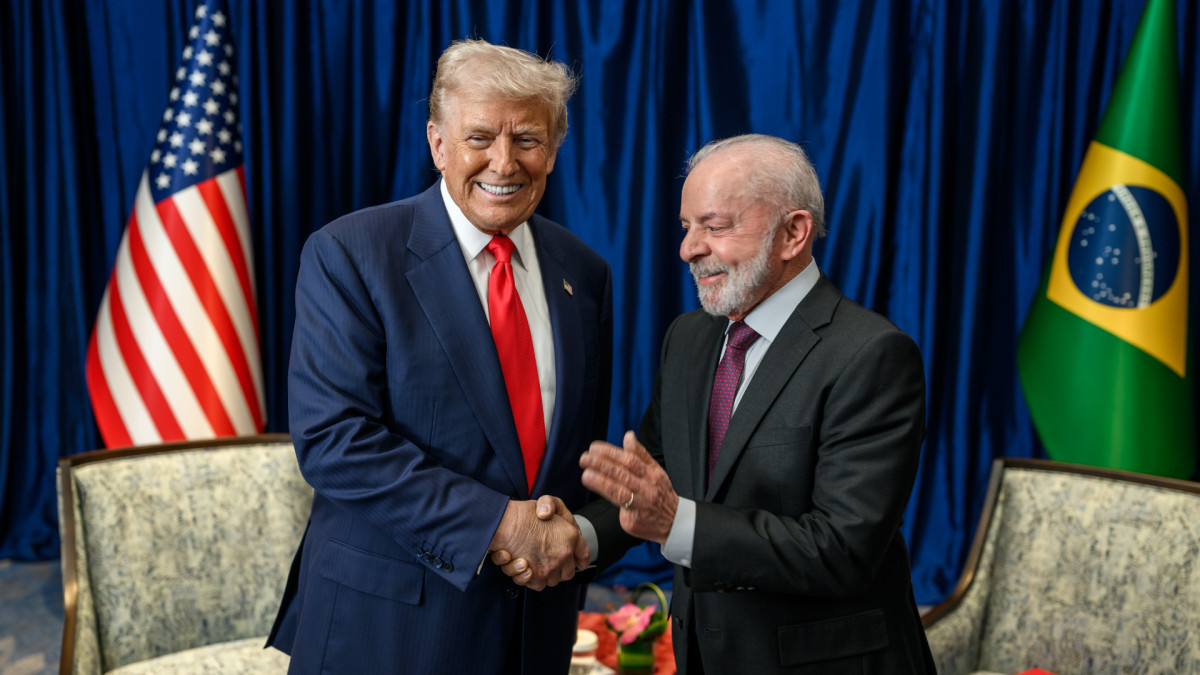 Donald Trump, que ha apoyado públicamente al candidato a la presidencia de Brasil Flávio Bolsonaro, junto a Lula da Silva, actual presidente de Brasil. | Casa Blanca / Daniel Torok