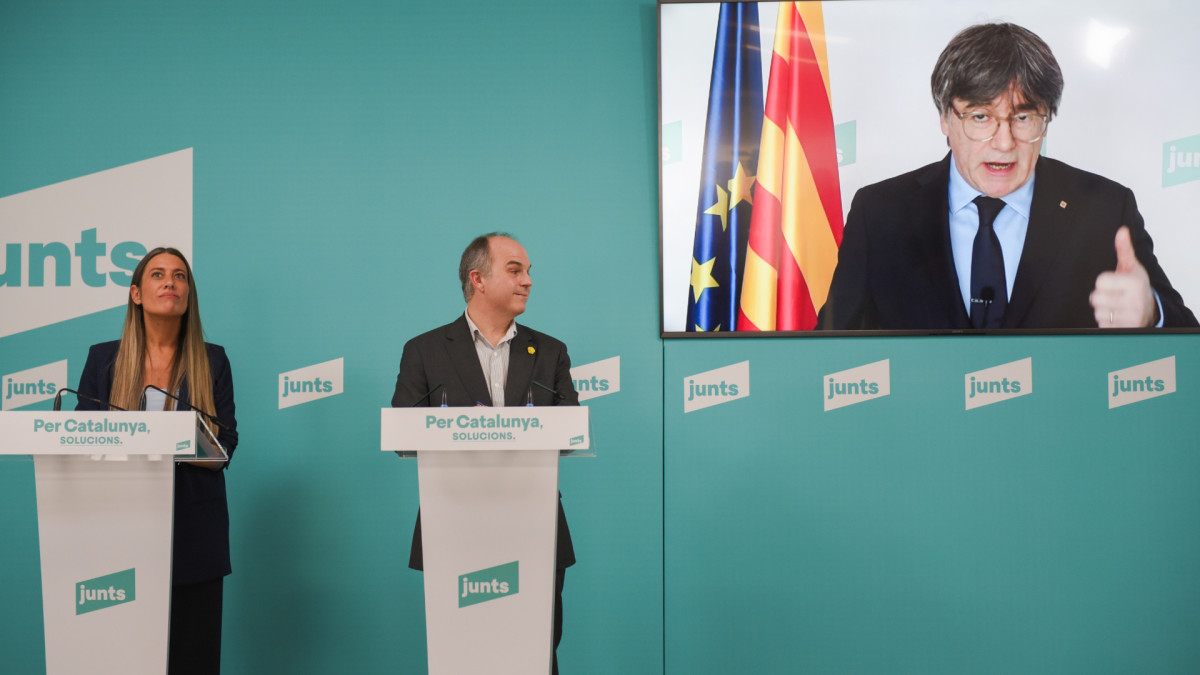 Los miembros de Junts Miriam Nogueras, Jordi Turull y Carles Puigdemont durante una rueda de prensa. | Alberto Paredes / Europa Press