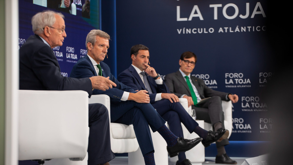 Los tres presidentes autonómicos, moderados por el presidente del Consejo Económico y Social de España. | Agenda Pública / Yanka Soto