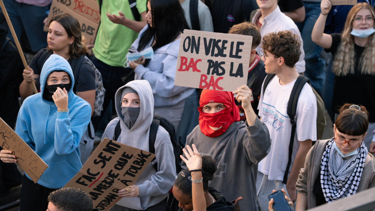 Jóvenes protestantes en Clermont-Ferrand mantuvieron enfrentamientos con la policía. | Fanny Reynaud / Zuma Press / Europa Press