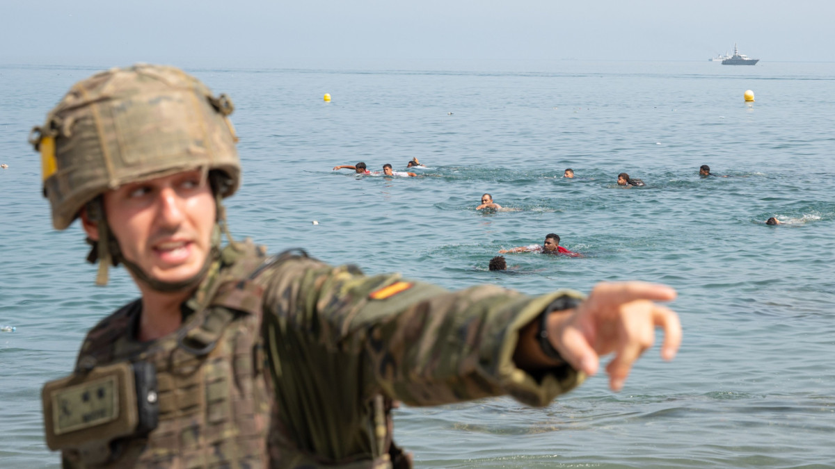 Un militar en la orilla del mar durante la entrada masiva de inmigrantes el pasado 31 de julio.