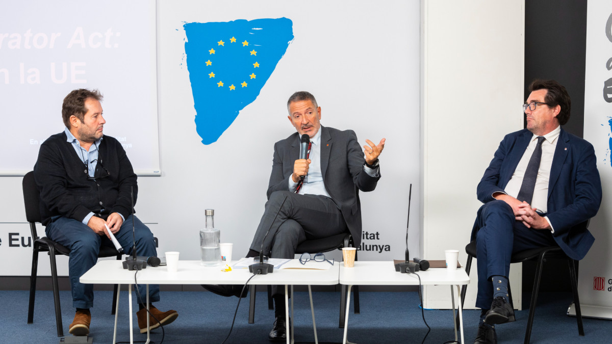 Marc López Plana, Miquel Sàmper y Jaume Baró en la delegación de la Generalitat ante la Unión Europea. | Agenda Pública / BR&U Agency