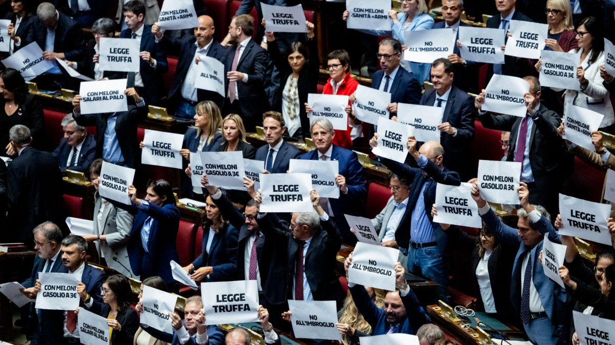 Diputados de la oposición muestran carteles en señal de protesta tras la aprobación de la reforma electoral de Meloni. | Francesco Fotia / Agf / Zuma Press / Europa Press