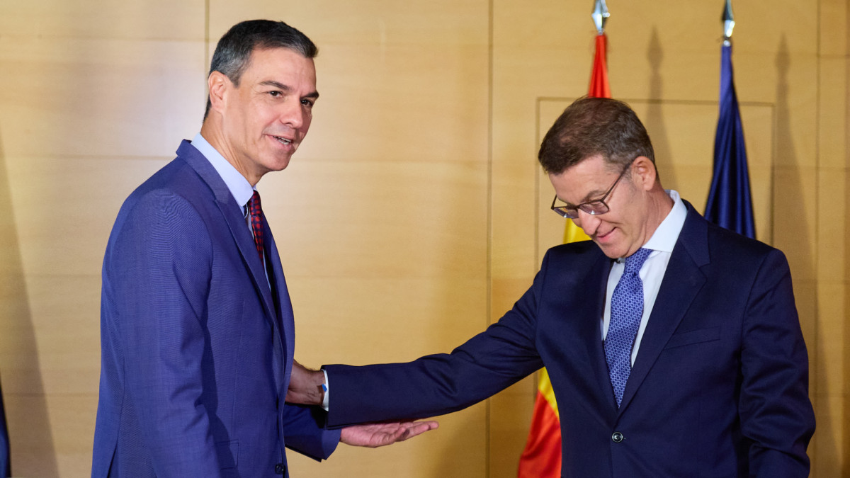 Pedro Sánchez y Alberto Núñez Feijóo en una reunión en el Congreso tras las elecciones de 2023 . | Jesús Hellín / Europa Press