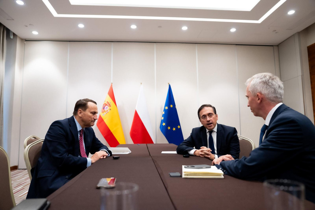 De izquierda a derecha: Radosław Sikorski, José Manuel Albares y Wojciech Przybylski. | Andrzej Wiktor / MSZ
