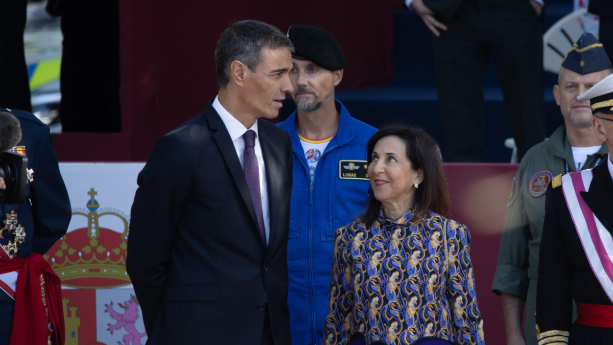 Pedro Sánchez y la ministra de Defensa, Margarita Robles. | David Canales / Zuma Press / Europa Press