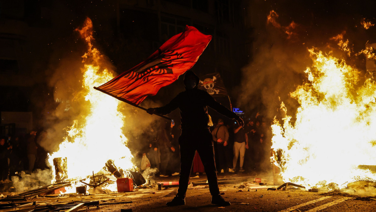 Protestas estudiantiles a las afueras del Ministerio de Educación en Tirana (Albania).