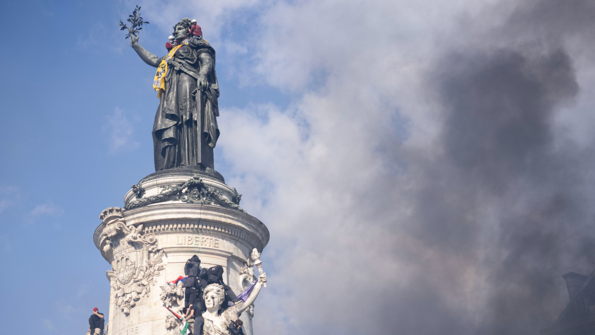Estudiantes y chalecos amarillos protestan encaramados al Monumento a la República (París). | Orin Louis / Zuma Press / Europa Press
