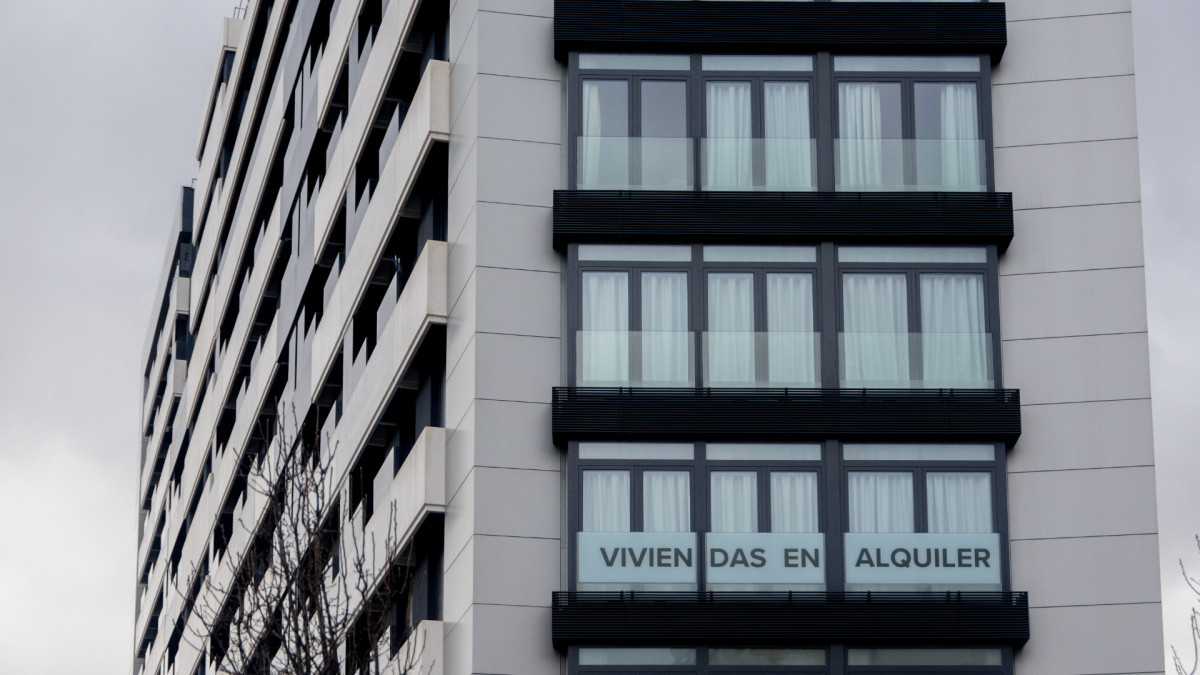 Un anuncio de viviendas en alquiler en Madrid. | Eduardo Parra / Europa Press