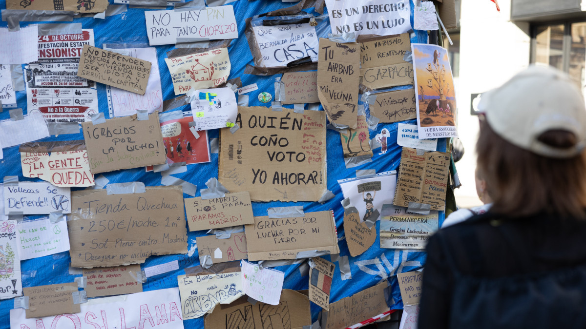 Pancartas con mensajes de protesta por la situación de la vivienda (Puerta del Sol, Madrid). | Jesús Hellín / Europa Press