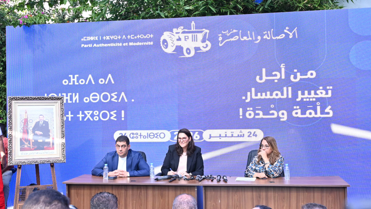 Fatima Ezzahra El Mansouri (centro) en un mitin de su partido, el PAM, con un retrato del rey Mohammed VI. | Aissa / Xinhua News / Europa Press