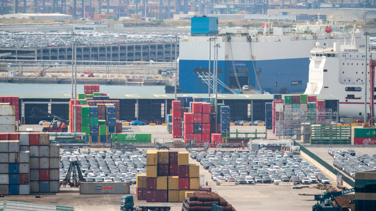 Una flota de coches eléctricos procedentes de China descargados en el puerto de Barcelona. | Joan Gosa / Xinhua News / Europa Press